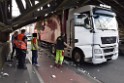 LKW blieb unter Bruecke haengen Koeln Deutz Opladenerstr Deutz Muelheimerstr P031